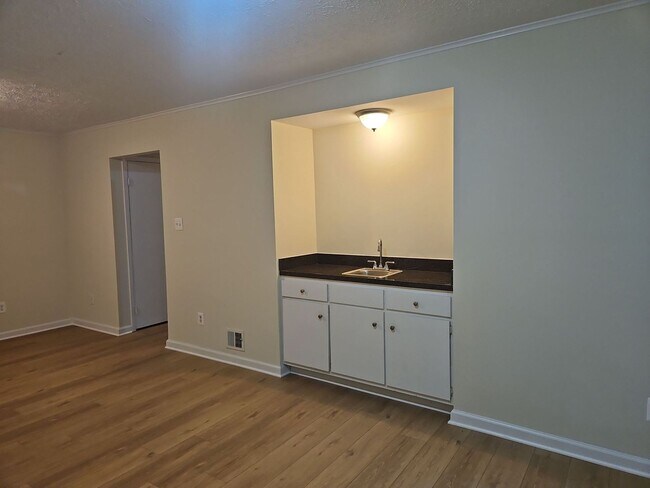 Building Photo - Location is Everything With This 3 Bed 3.5 Bath Townhouse in Hampton Court Community