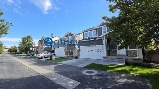 Building Photo - Newly Remodeled!