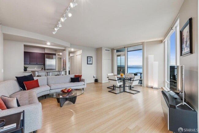 Building Photo - 425 1st St