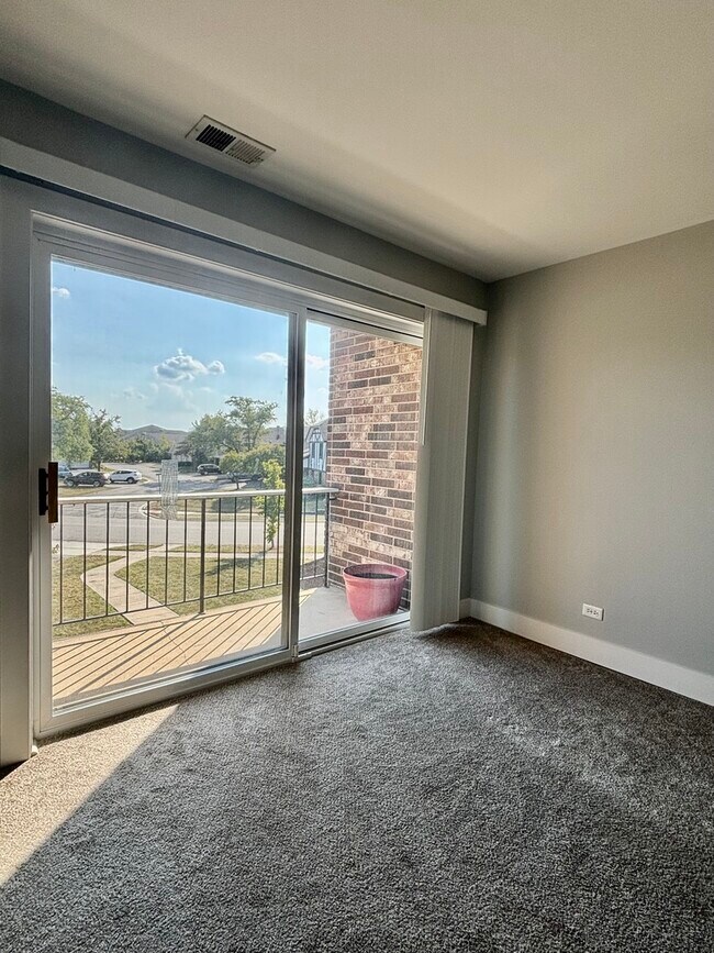 Building Photo - 14949 Lake View Dr
