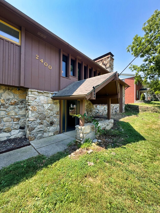 Building Photo - 2400 Ridgefield Rd