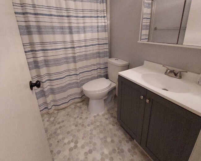 Building Photo - Nice 3 Bedroom 2 Bathroom House in Somerset
