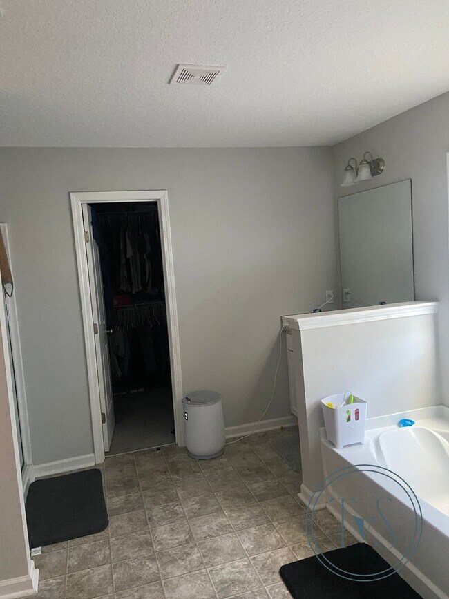 Building Photo - SPRING MOVE-IN SPECIAL AND RATE DROP ALERT...