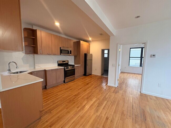 Building Photo - 39 Newkirk St