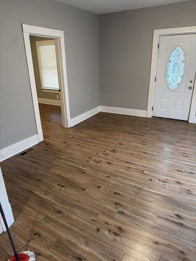 Building Photo - Charming 2BR house