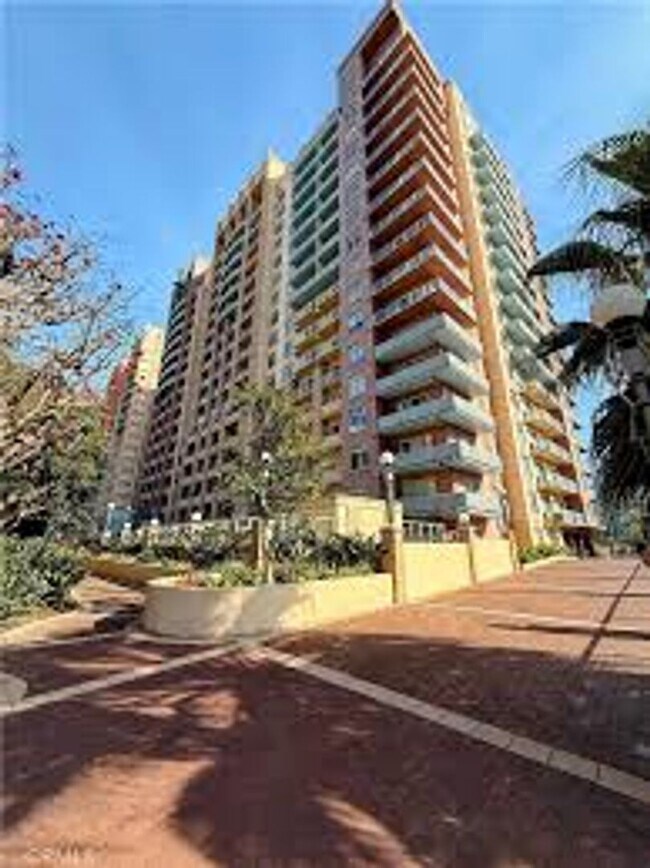 Building Photo - 1BR High-Rise with Balcony & Views