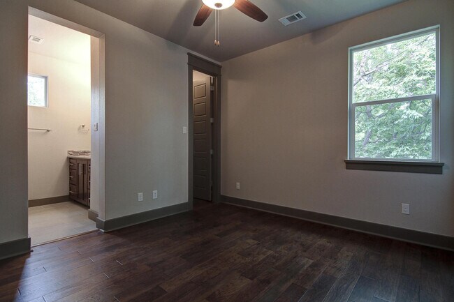 Building Photo - 923 E 37th St