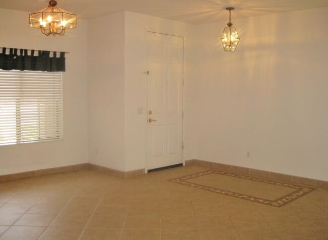 Building Photo - 1042 E Canyon Way