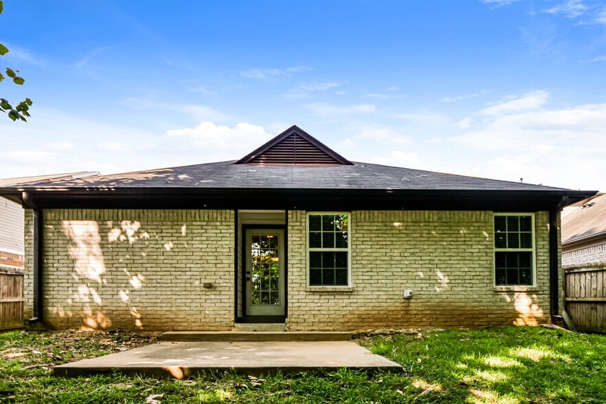Building Photo - 7333 Green Ash Dr