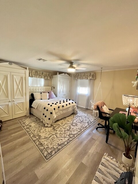 Bedroom with beautiful built-in wardrobes - 2521 S Berry Rd