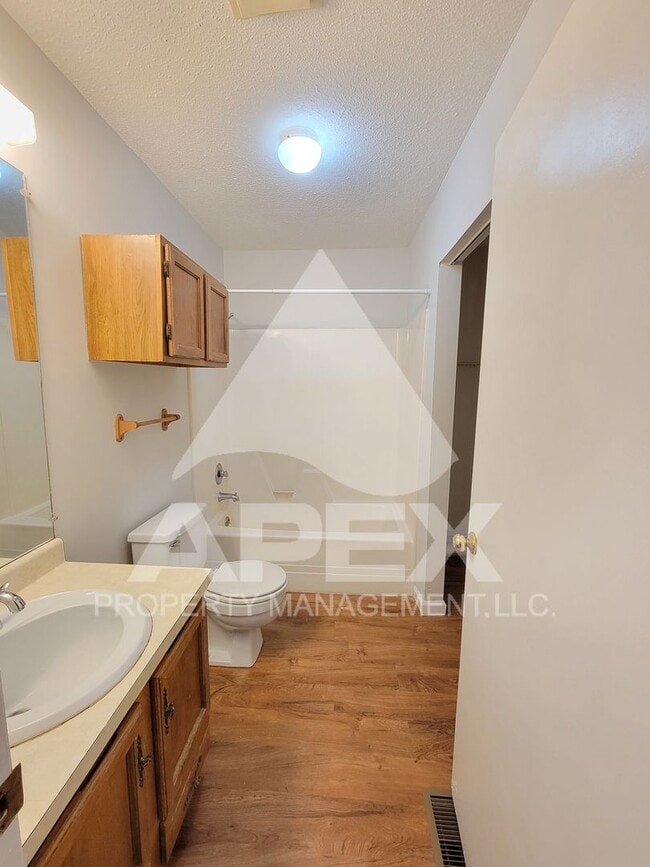 Building Photo - Beautiful 2Bd - 1.5 Bath Condo in West Kno...