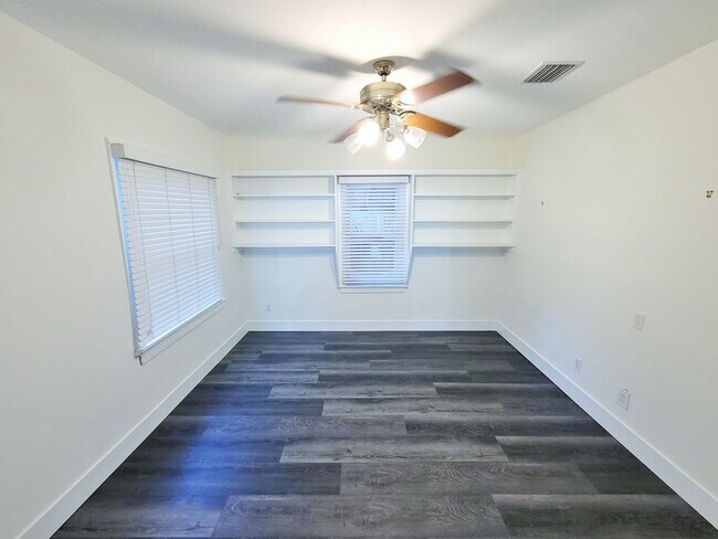 Building Photo - St. Petersburg Pool Home - 3 Bedroom 2 Bath