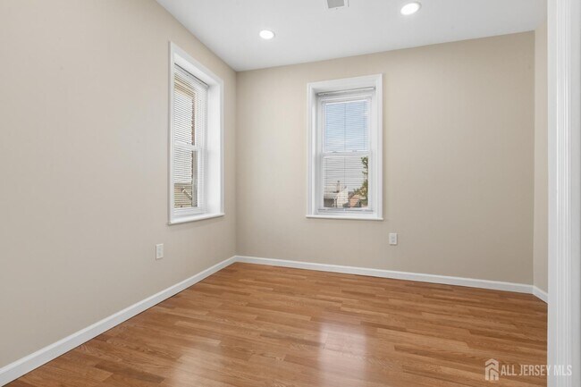 Building Photo - 327 Main St