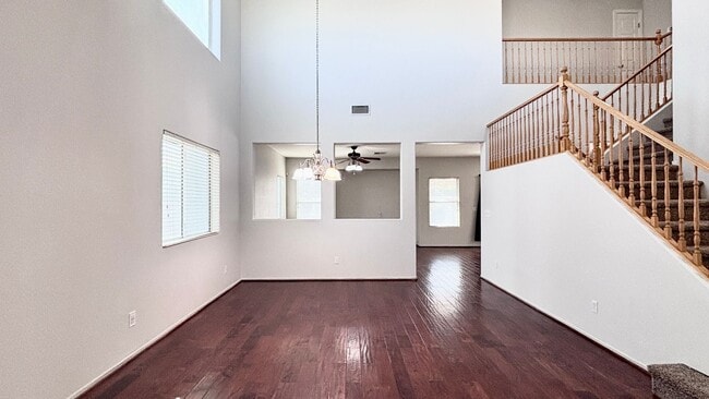 Building Photo - 2-story home with a Beautiful Sparkling Pool! Great floor plan!