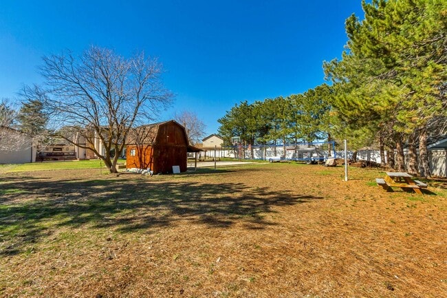 Building Photo - Beautiful 5-Bedroom Home in Sandy!