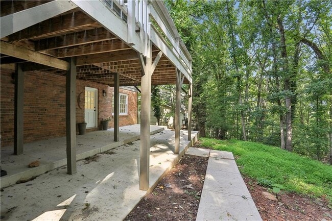 Building Photo - 2063 Six Branches Dr