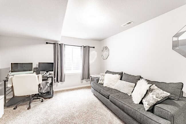 Building Photo - 4 Bed 4 Bath Home in Lorson Ranch!
