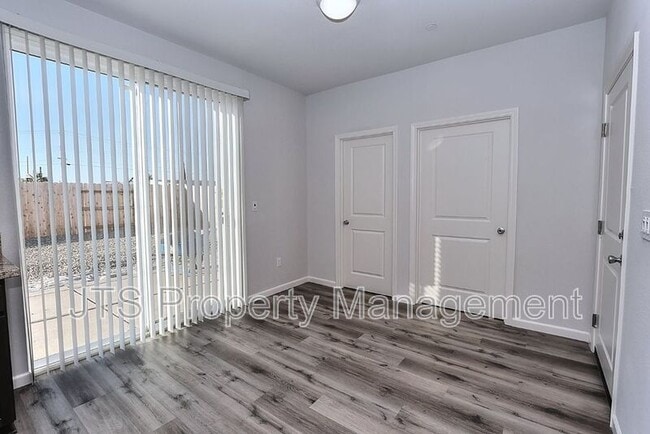 Building Photo - 5 Oak Manor Way