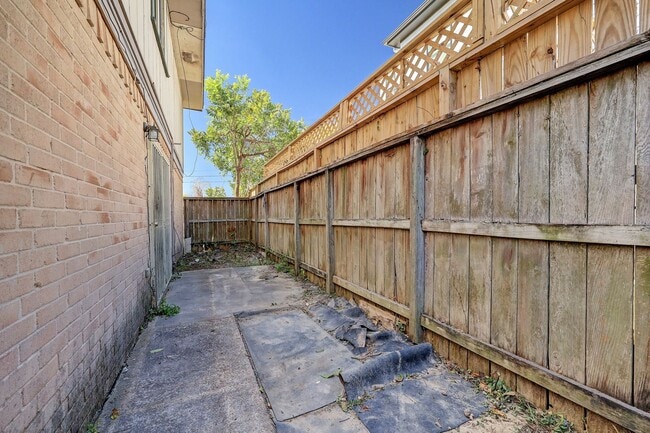 Building Photo - Spring Branch Townhome