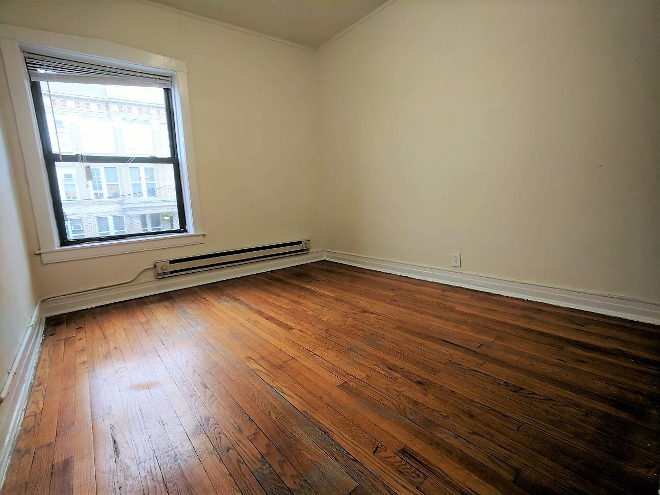 Building Photo - 812 W Waveland Ave