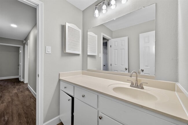 Building Photo - 9707 Richmond Ave