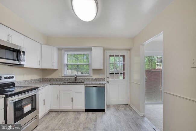 Building Photo - 8529 Lakinhurst Ln
