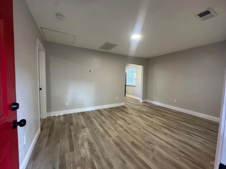 Building Photo - 546 Santiago Ave