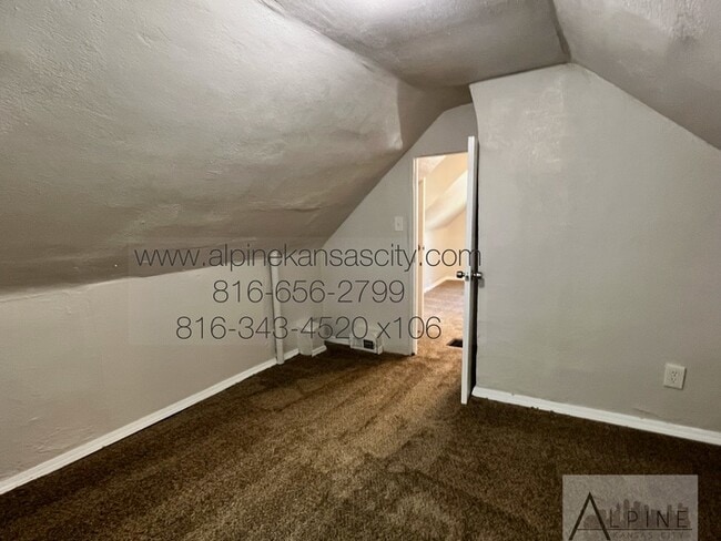 Building Photo - Updated NE Home!