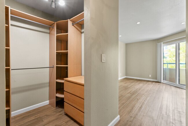 Building Photo - Cutest Condo on the Market!