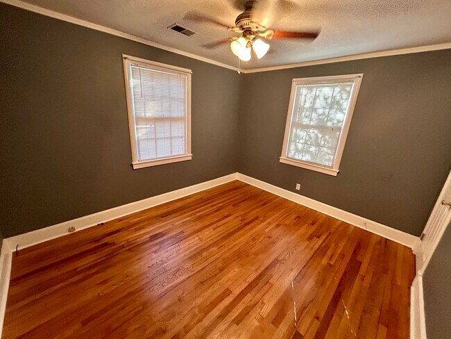 Building Photo - Adorable Cottage Vibes!