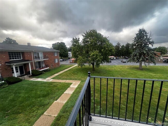 Building Photo - 458 Fox Hills Dr S