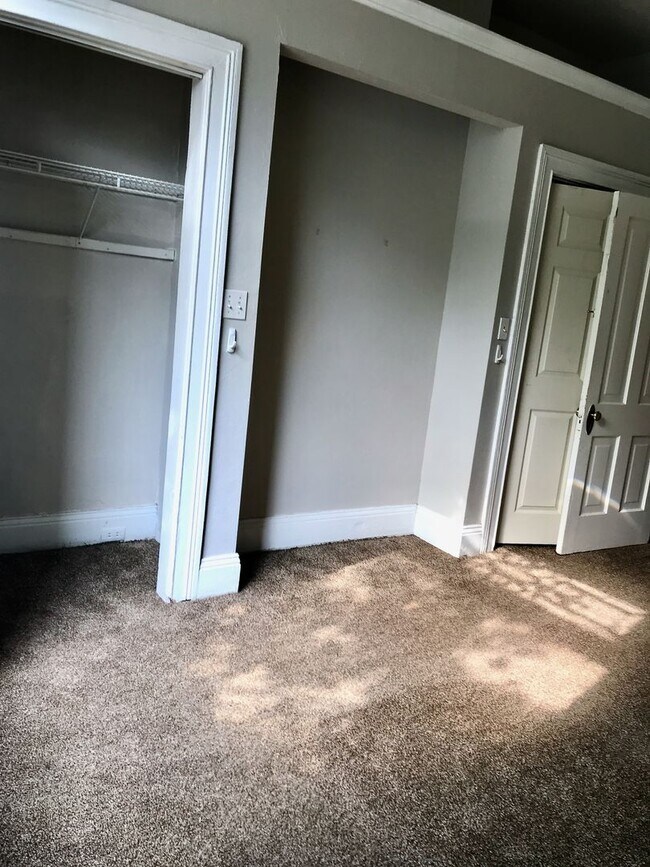 Building Photo - *** Shadyside Duplex Apartment * Pet Friendly * Spacious & Renovated * Available Now * Modern Fin...