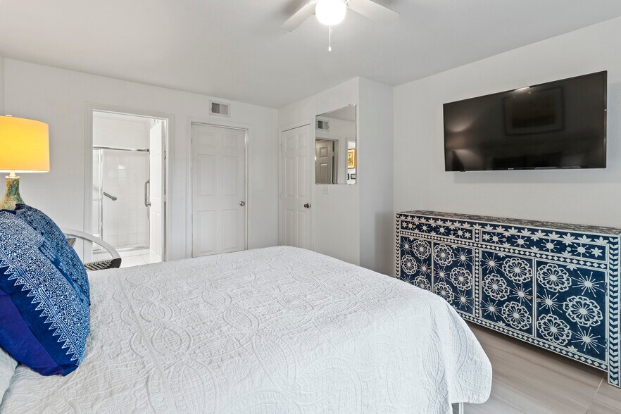 Building Photo - 850 S Tamiami Trl