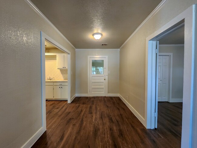 Building Photo - Newly Renovated 3 bedroom 1 bath home in S...