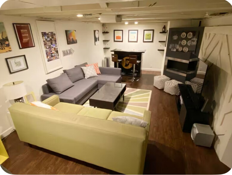 Building Photo - 5920 Rosslyn Ave