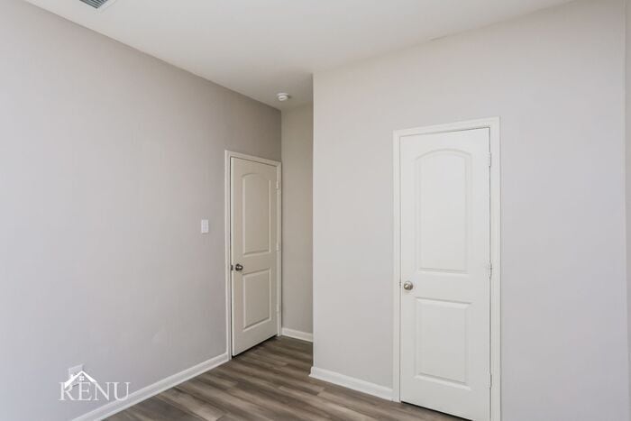 Building Photo - 1923 Hialeah Dr