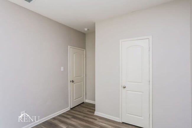 Building Photo - 1923 Hialeah Dr