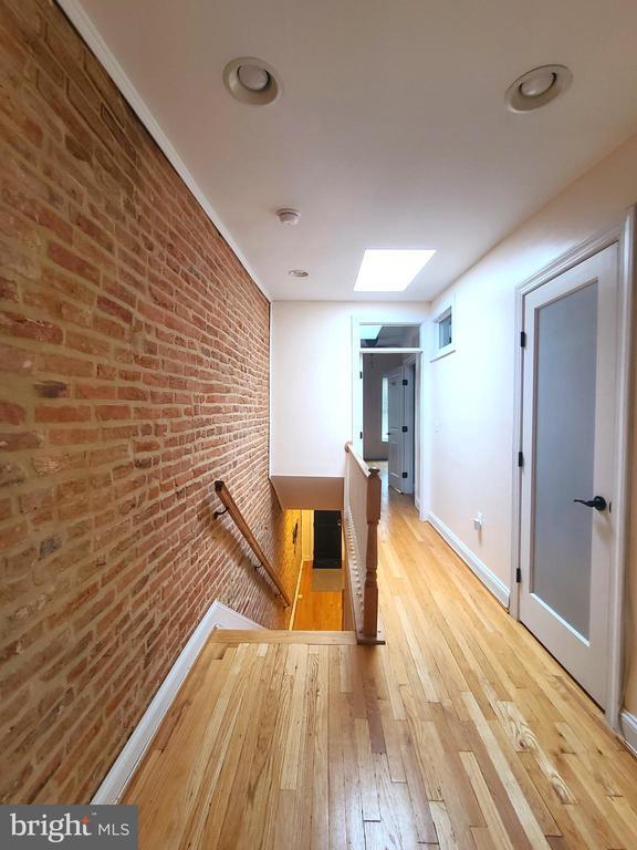 Building Photo - 432 E Clement St