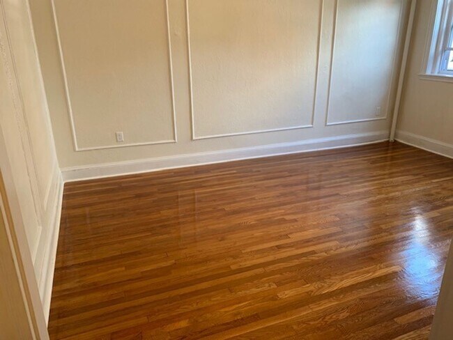 Building Photo - 9/1 NO FEE! Spacious 2BR in elevator building, reno. kitchen