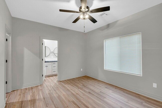 Building Photo - 1923 Sutton Ct