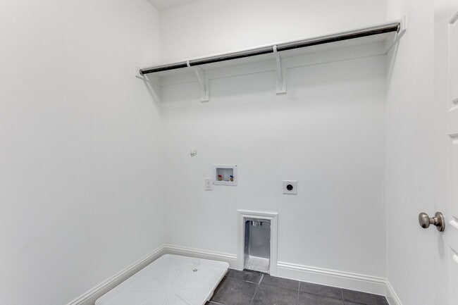Building Photo - Modern 3 Bedroom / 2.5 Bath Townhome in Fo...