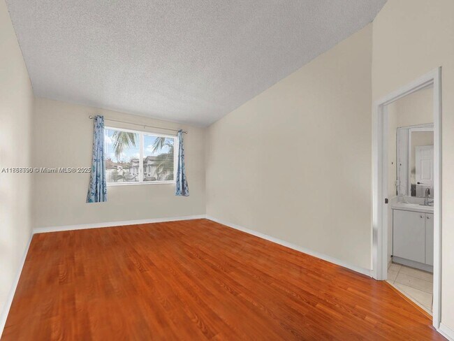 Building Photo - 2308 SE 24th Ave