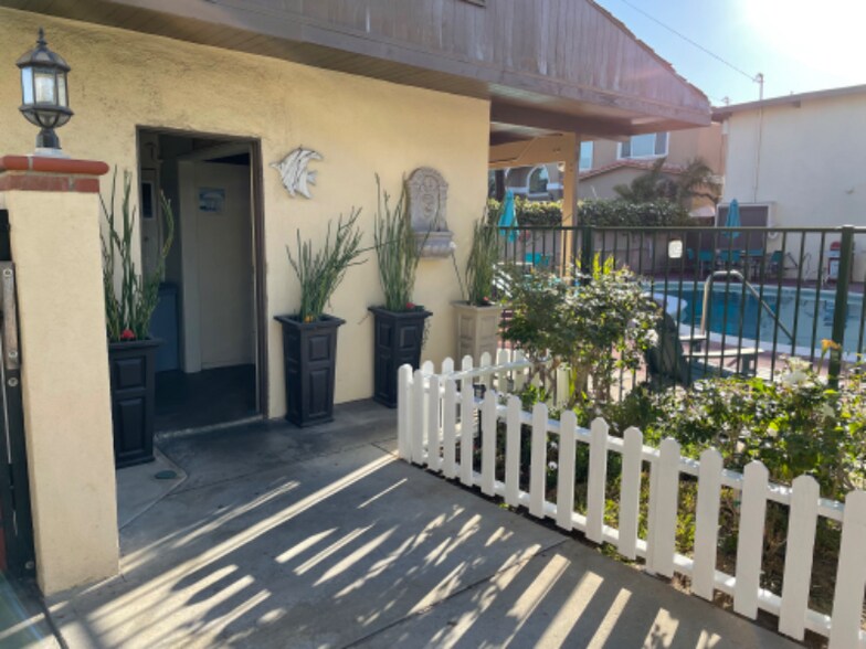 Building Photo - 1978 Maple Ave