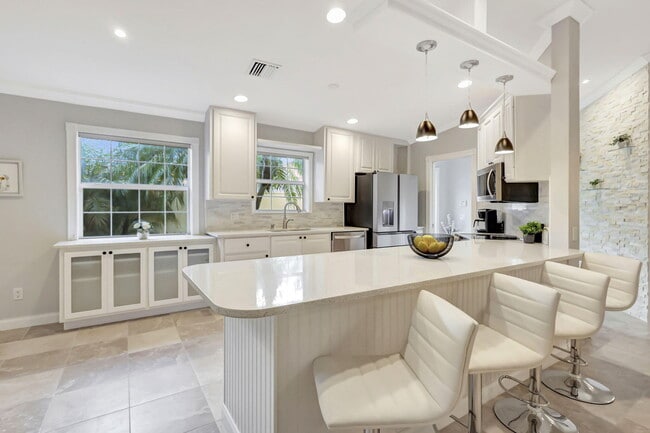 Building Photo - 11361 SW Pembroke Dr