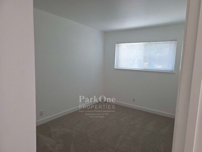 Building Photo - Spacious and Updated Heather Farms Townhome for Lease