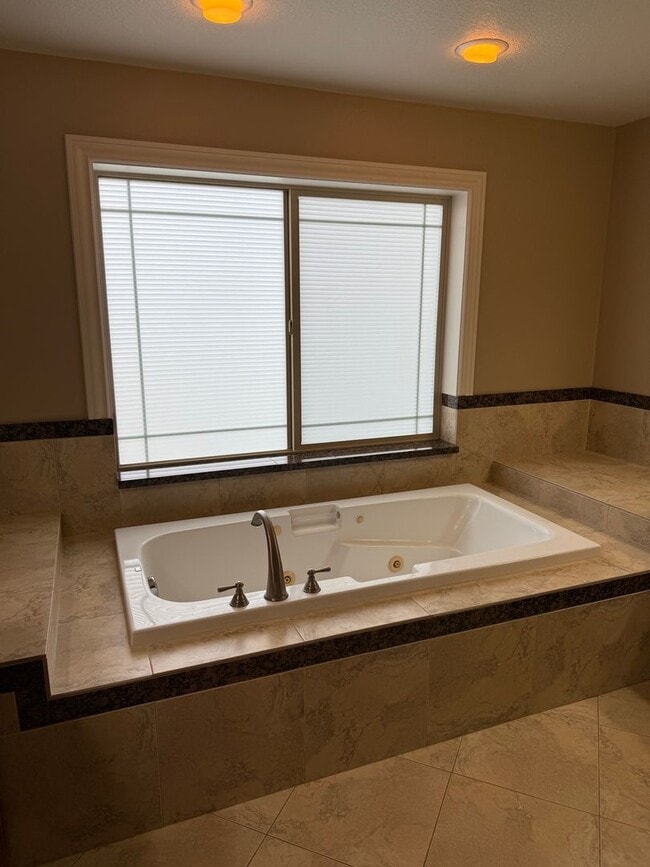 Building Photo - Goregous 5 Bedroom Home! Great Location! Vaulted Ceilings! Fenced Yard! 3- Car Garage & More!