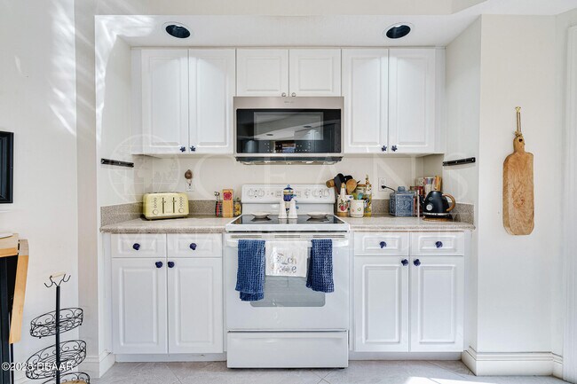 Building Photo - 4650 Links Village Dr