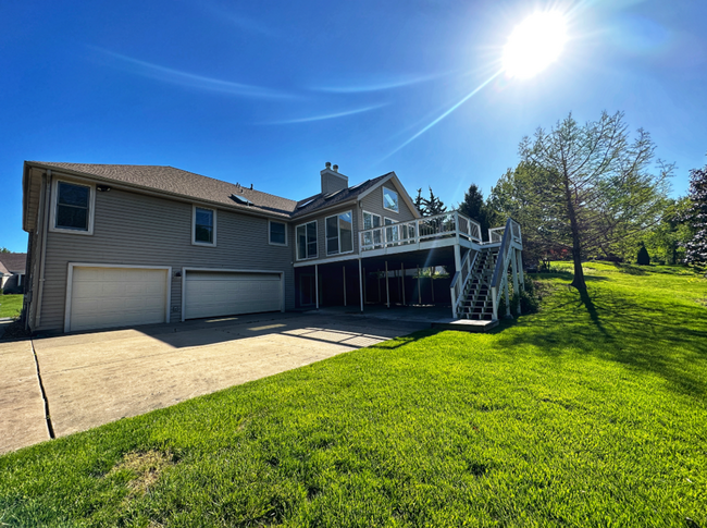 Building Photo - Elegant 4-Bedroom Home in Beautiful Lake S...