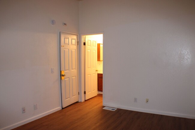 Building Photo - Charming Two-Story Condo in Palmdale, CA –...