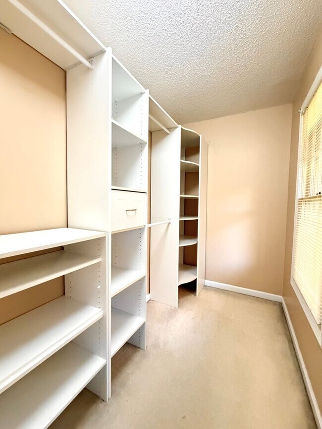 Building Photo - 1402 E Rhett Butler Rd